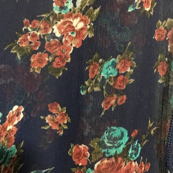 PONCHO Shark bite hem Floral wrap shawl or top laced at hem LG - Picture 2 of 8